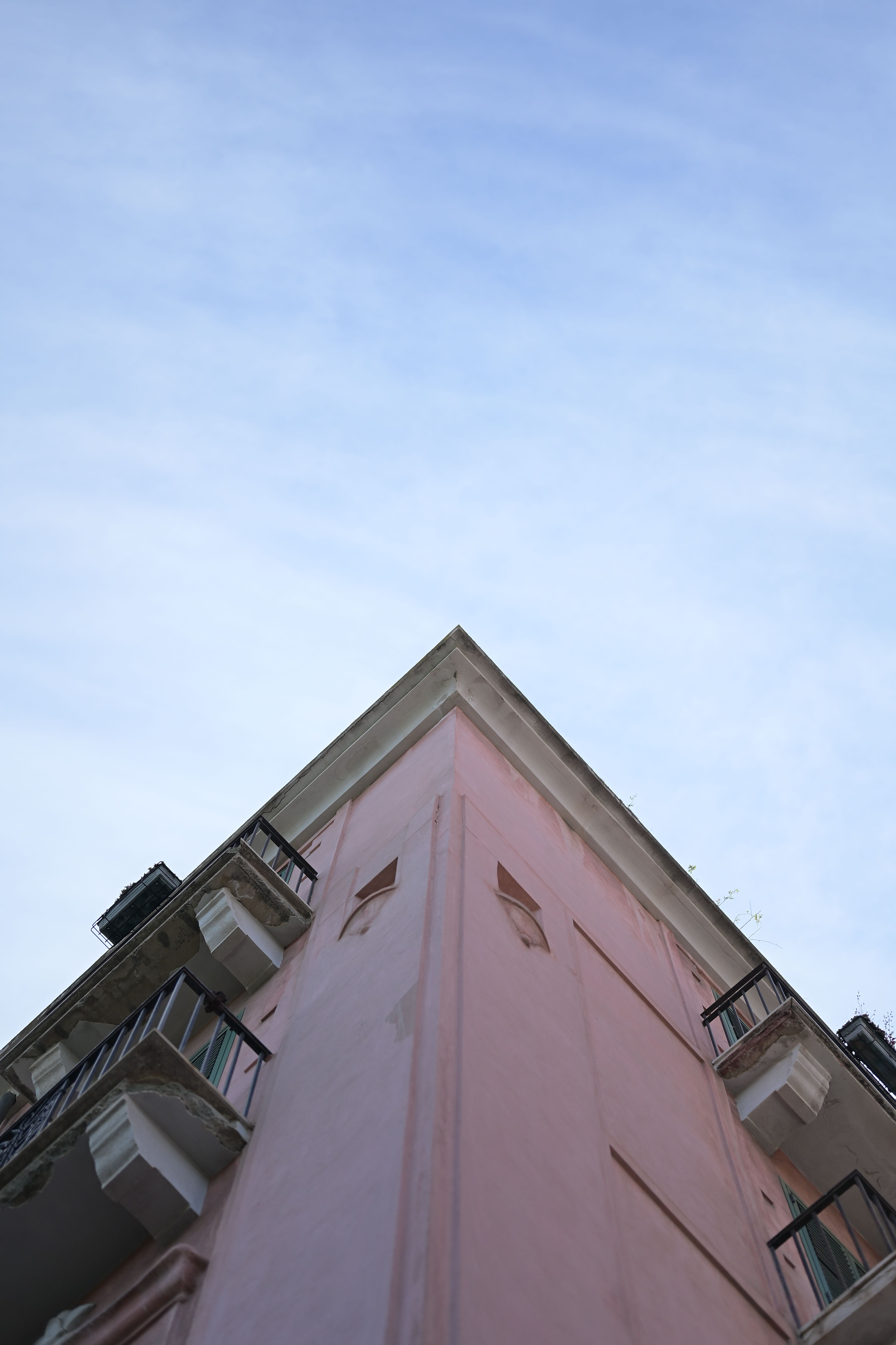 Upward View of Pink Building in Sicilia, Italy · Free Stock Photo