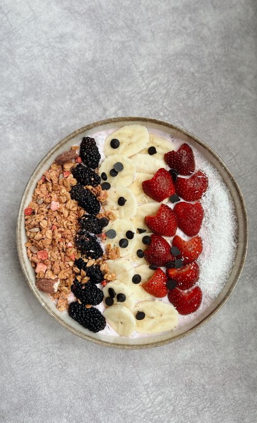 Free A vibrant smoothie bowl topped with fresh berries, banana slices, and granola for a healthy breakfast. Stock Photo