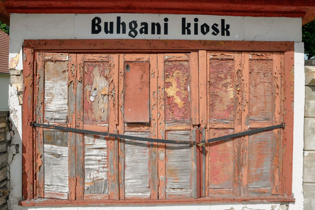 Chiosc vechi cu vopsea cojita in Kuressaare