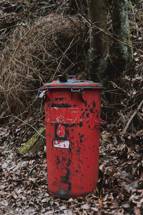 Tempat Sampah Besi Lusuh Di Taman