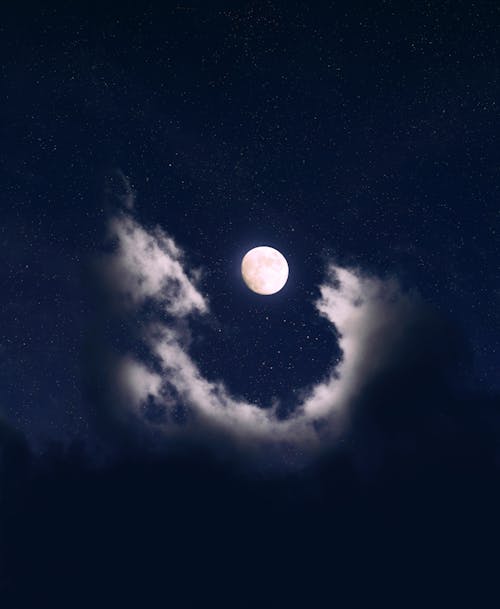무료 구름으로 덮인 보름달 스톡 사진