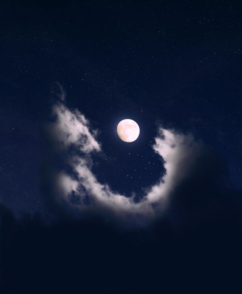 Luna llena rodeada de nubes por la noche