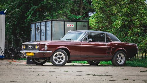 Free A classic vintage car with brown paint and chrome details parked outdoors on a sunny day. Stock Photo