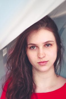 一位年轻女子黑发长发的自然特写肖像，表情温柔