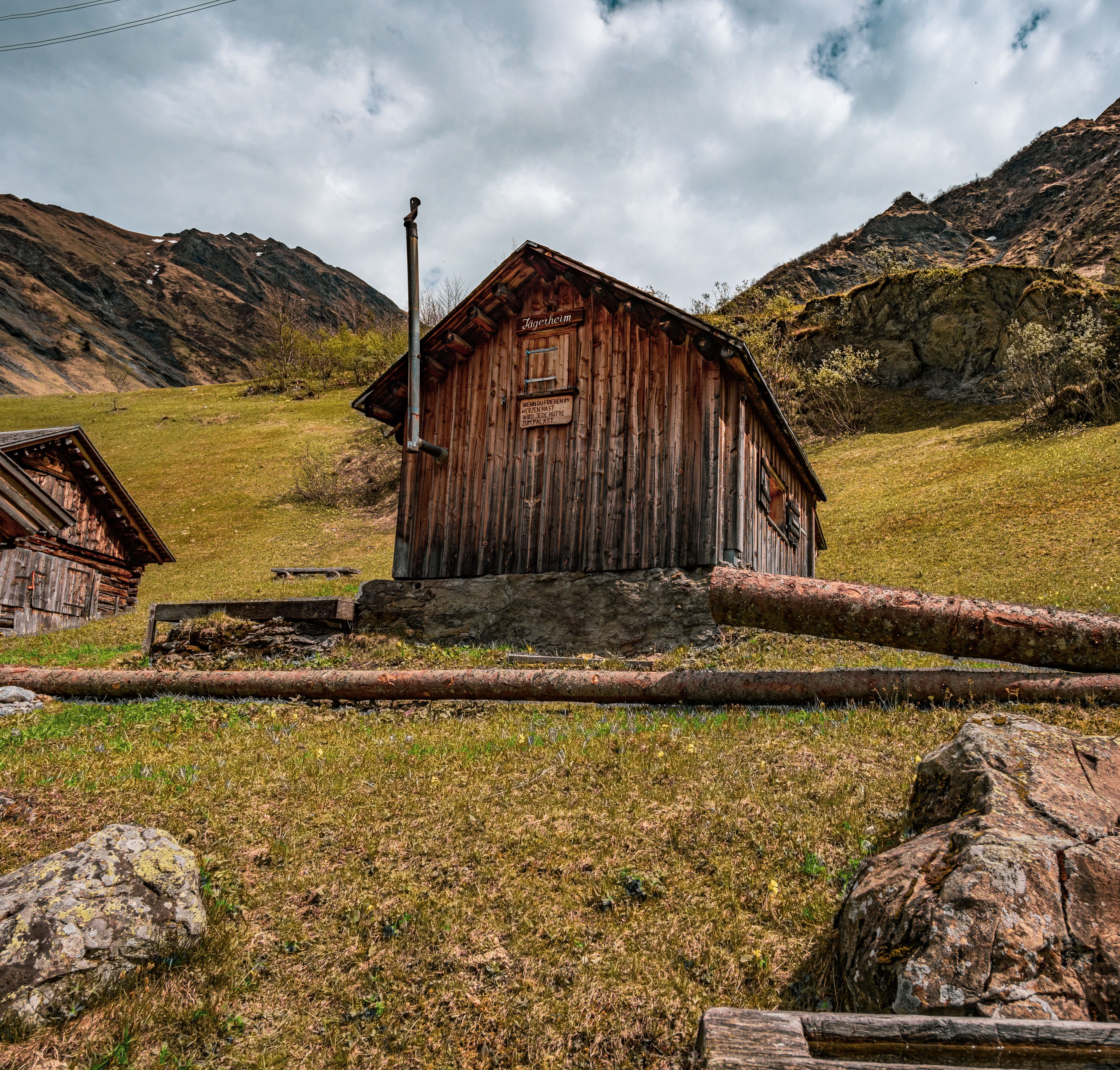 Un chalet rustique en bois dans les pittoresques Alpes suisses, capturant l'essence même de la vie montagnarde.