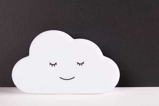 在对比鲜明的黑色背景上，一张昏昏欲睡的脸点缀着迷人的极简主义云装饰