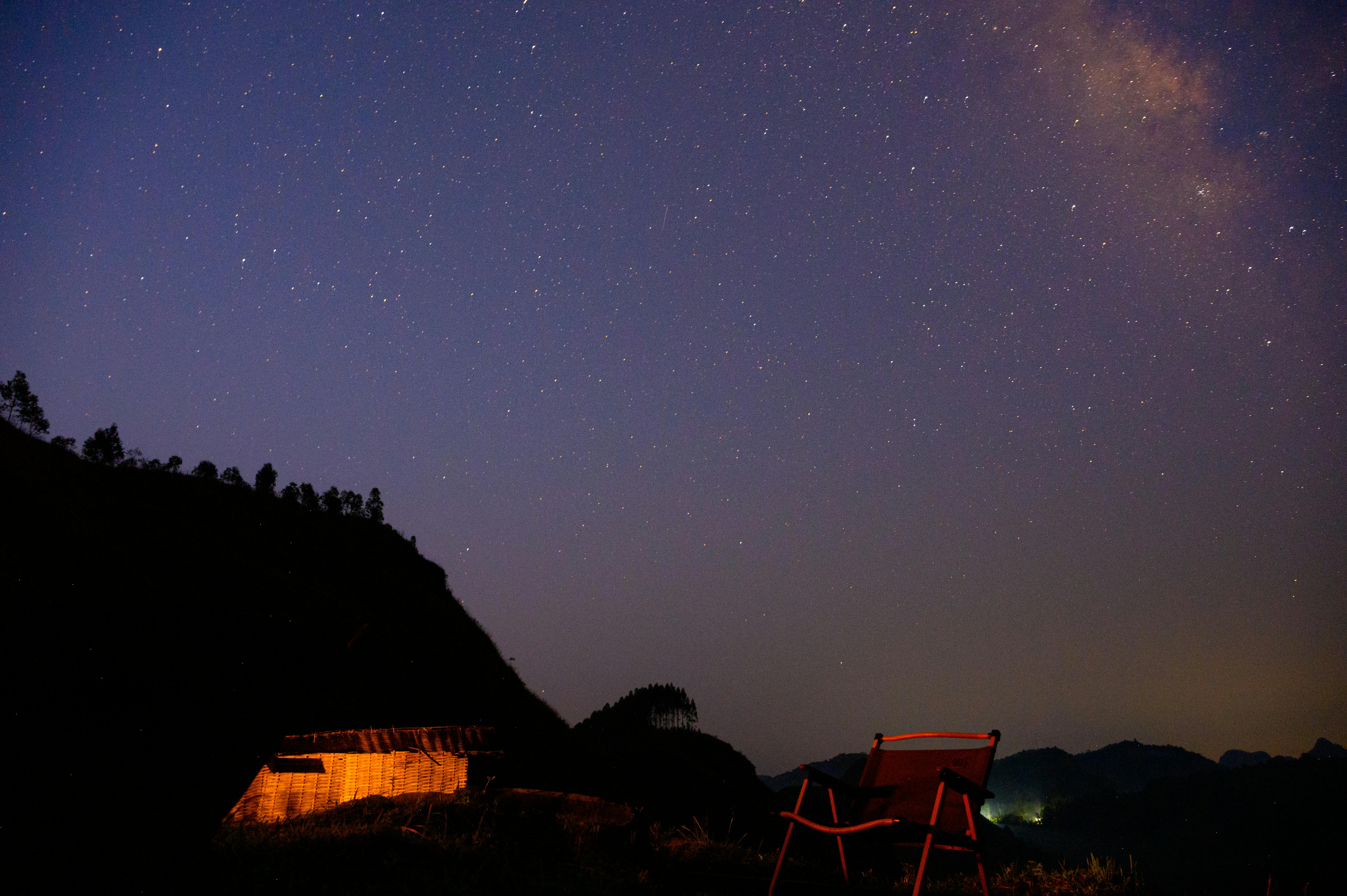 Stunning starry night sky over Vinh Quý, Cao Bằng, Vietnam, featuring a serene landscape.