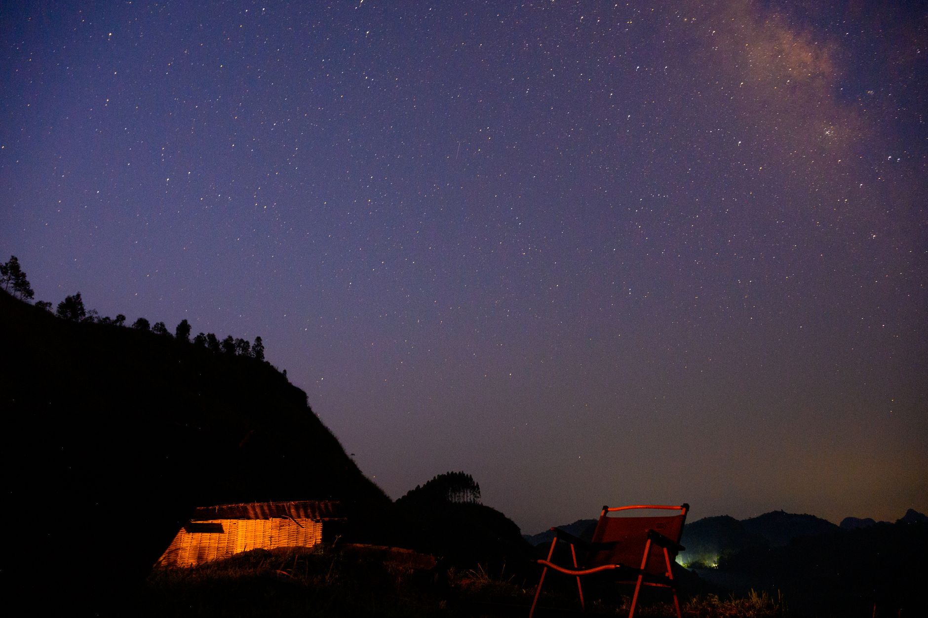 Stunning starry night sky over Vinh Quý, Cao Bằng, Vietnam, featuring a serene landscape.