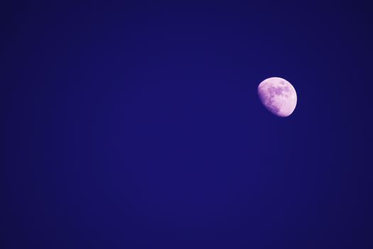 夜空中，深蓝清澈，月亮闪闪发光，景象迷人