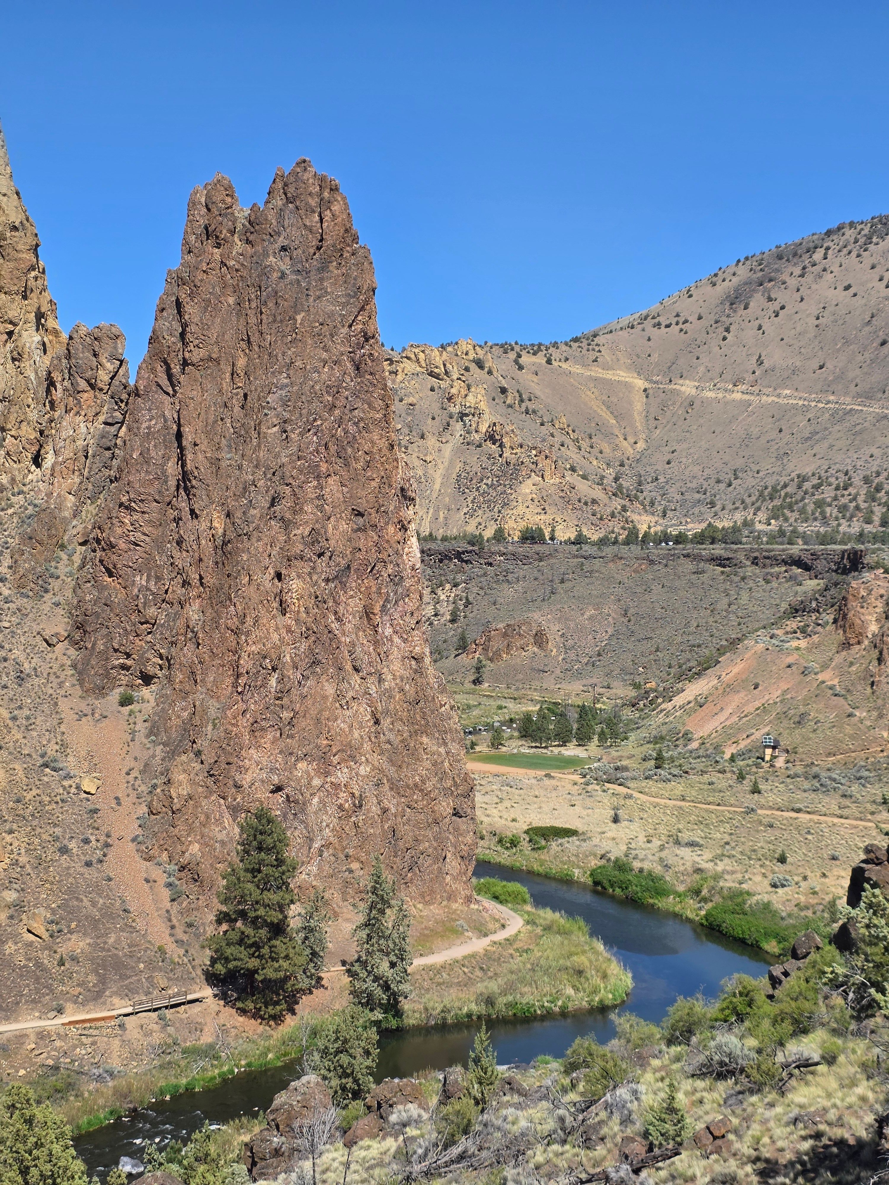 Majestic Rock Formation at Crooked River Gorge · Free Stock Photo