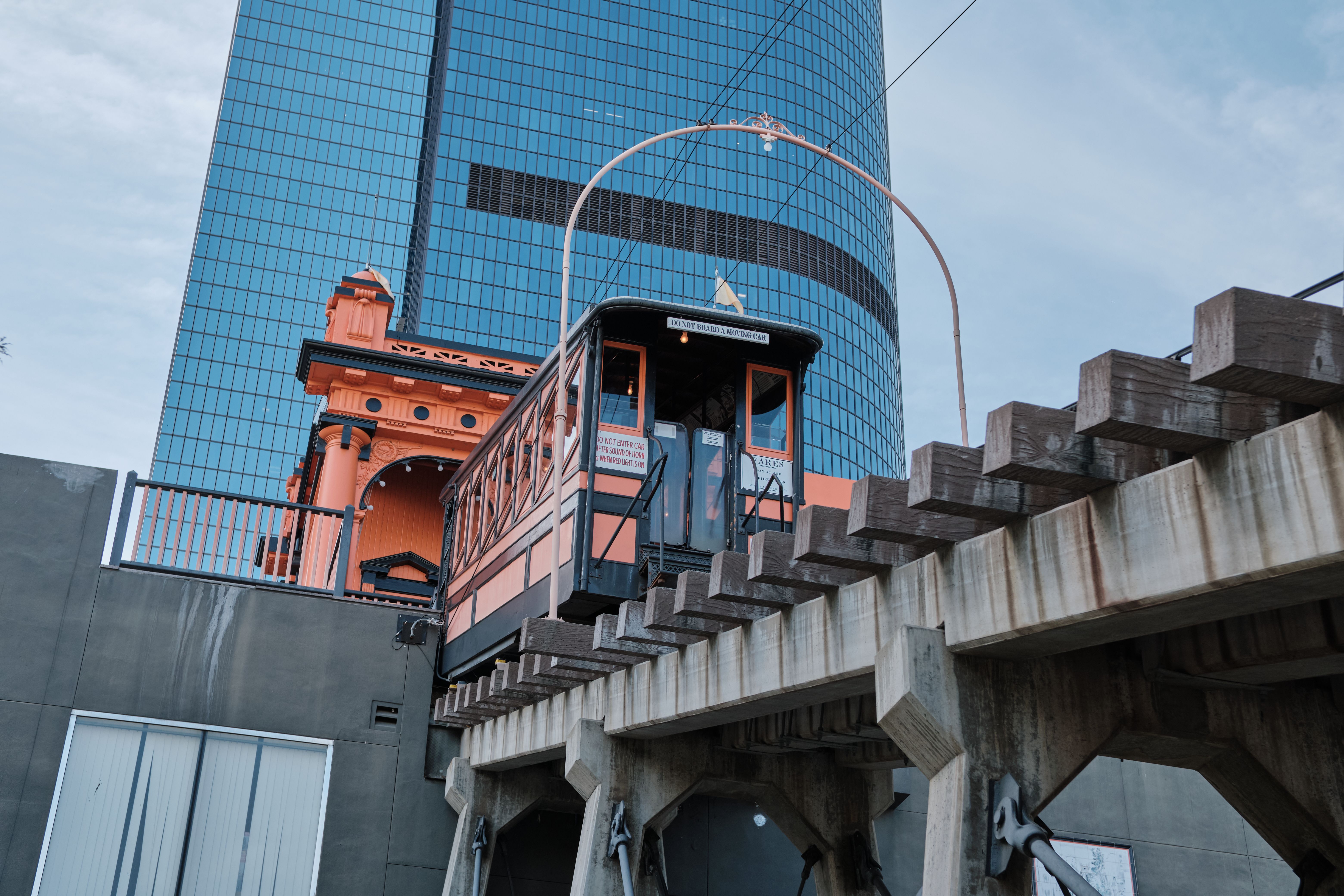 La ligne de chemin de fer historique Angels Flight dans le quartier urbain de Los Angeles, avec les gratte-ciel en arrière-plan.