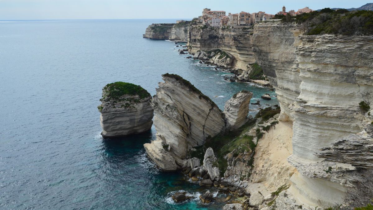 Stanca izolata in mare, cu orasul cocotat pe muchia falezei