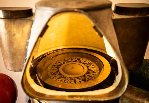 Kostnadsfri bild av antik, guld kompass, mässing