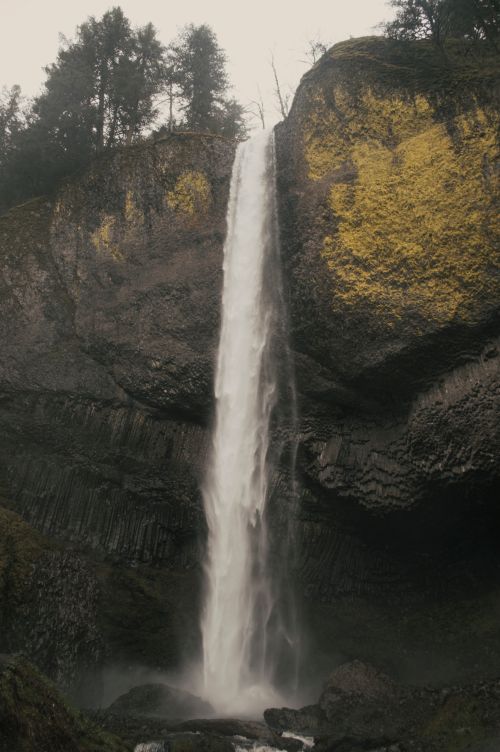 Free A stunning waterfall cascades down rocky cliffs in Oregon, showcasing nature's beauty. Stock Photo