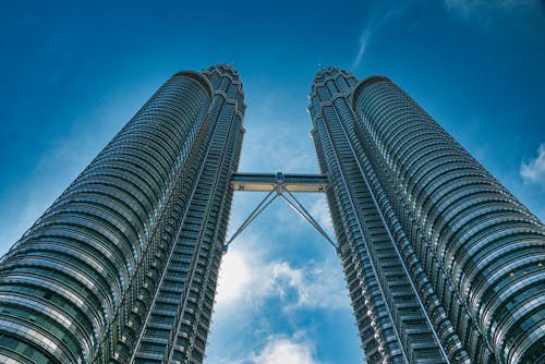 藍藍的天空下的高層建築的低角度攝影