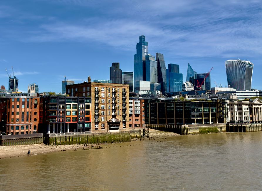 UK Economy Accelerates: July PMIs Boost Sterling's Appeal