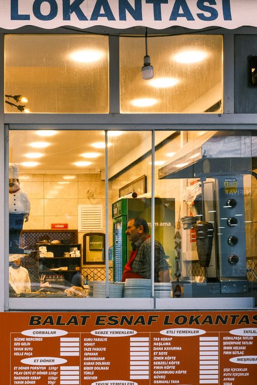 Gratis Un vivace ristorante turco, il Lokantasi, mostra il personale di cucina intento a preparare i piatti dietro una finestra. Foto a disposizione