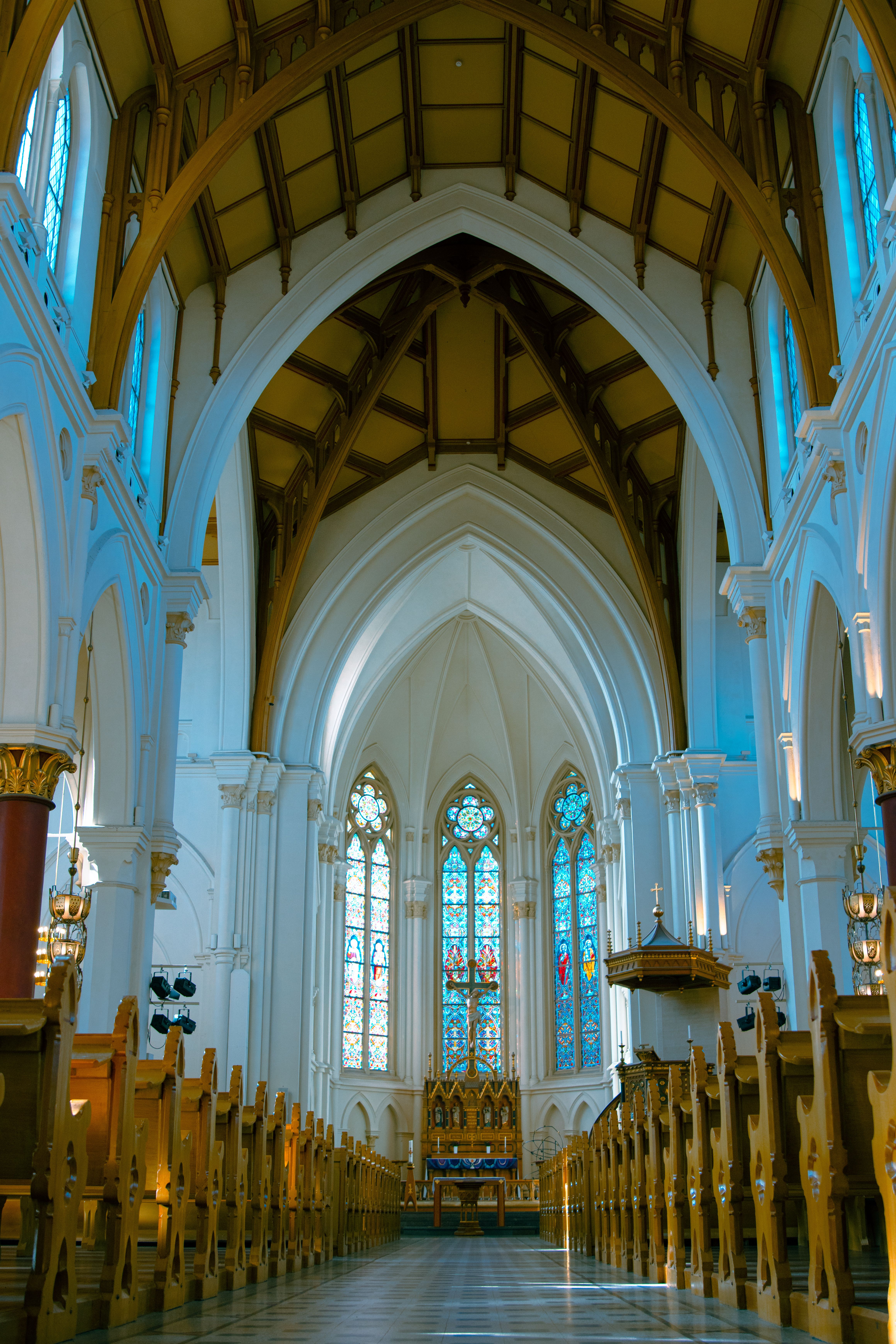 Stunning Gothic Church Interior with Vaulted Ceilings · Free Stock Photo