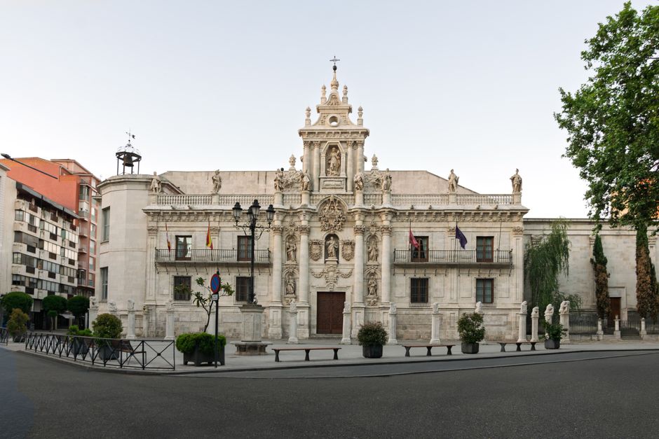 La impresionante fachada de la Universidad de Valladolid, un magnífico ejemplo de la arquitectura barroca española.