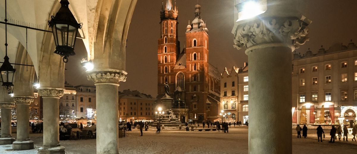 La basílica de Santa María de noche, desde los soportales de la plaza de Cracovia