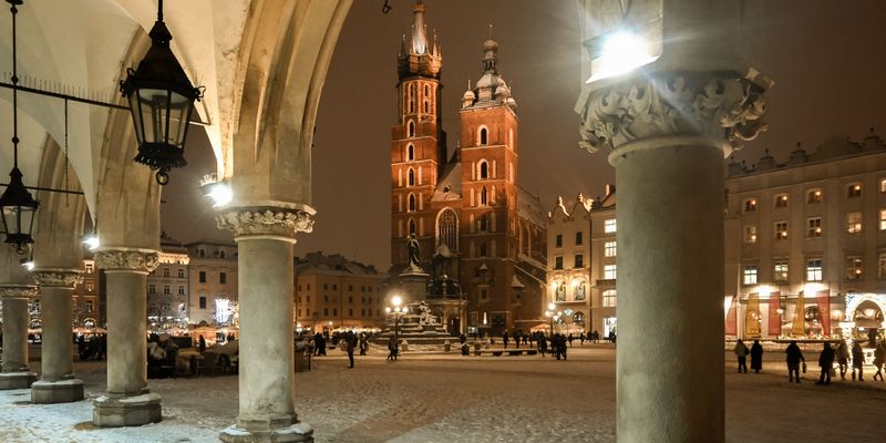 La basílica de Santa María de noche, desde los soportales de la plaza de Cracovia