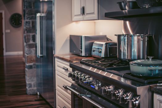 Gas Stove Komersial Stainless Steel di dapur restoran modern