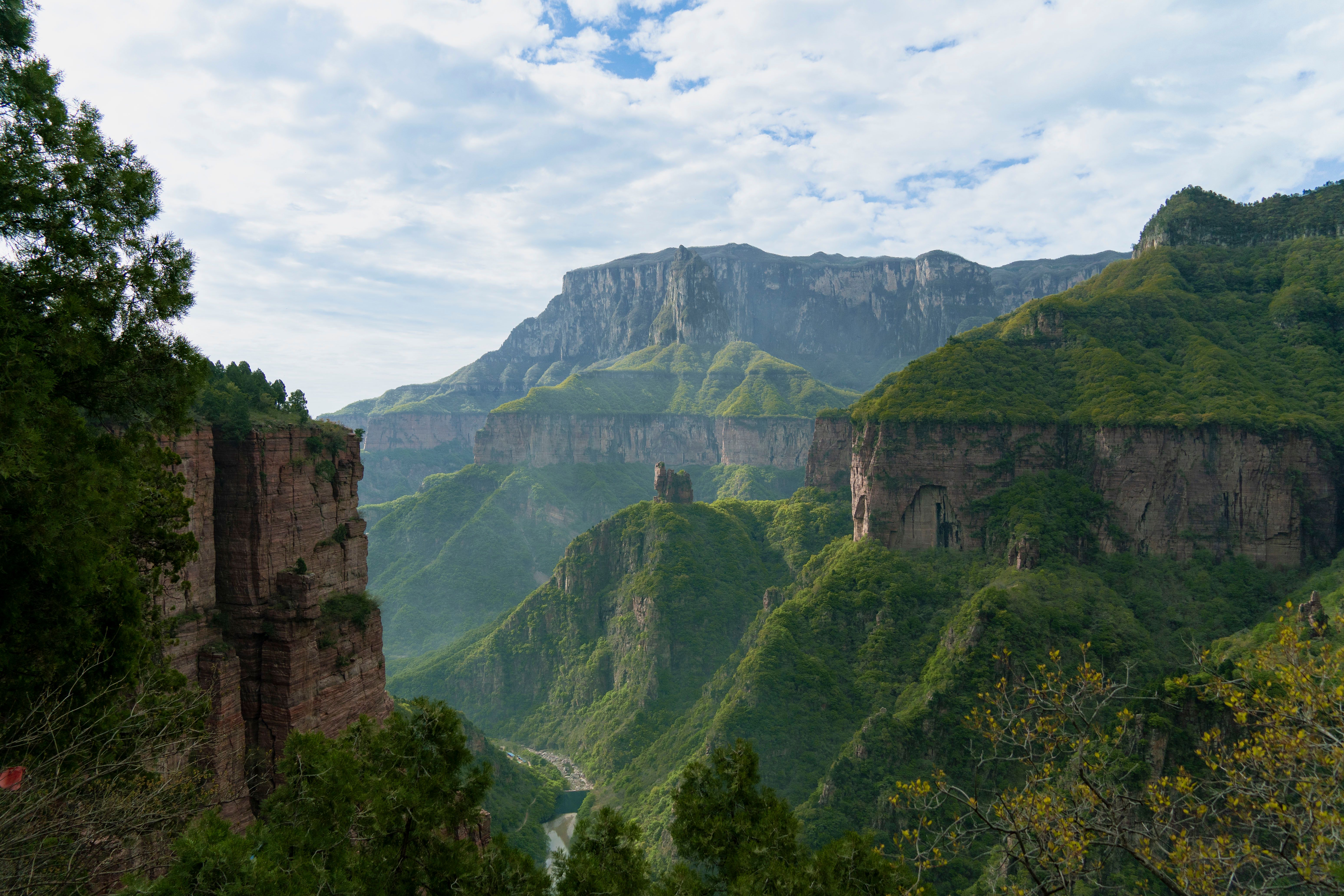 Jiyuan Taihang Mountain Guide 2026: Yuntai Mountain, Red Canyon & Henan Hiking