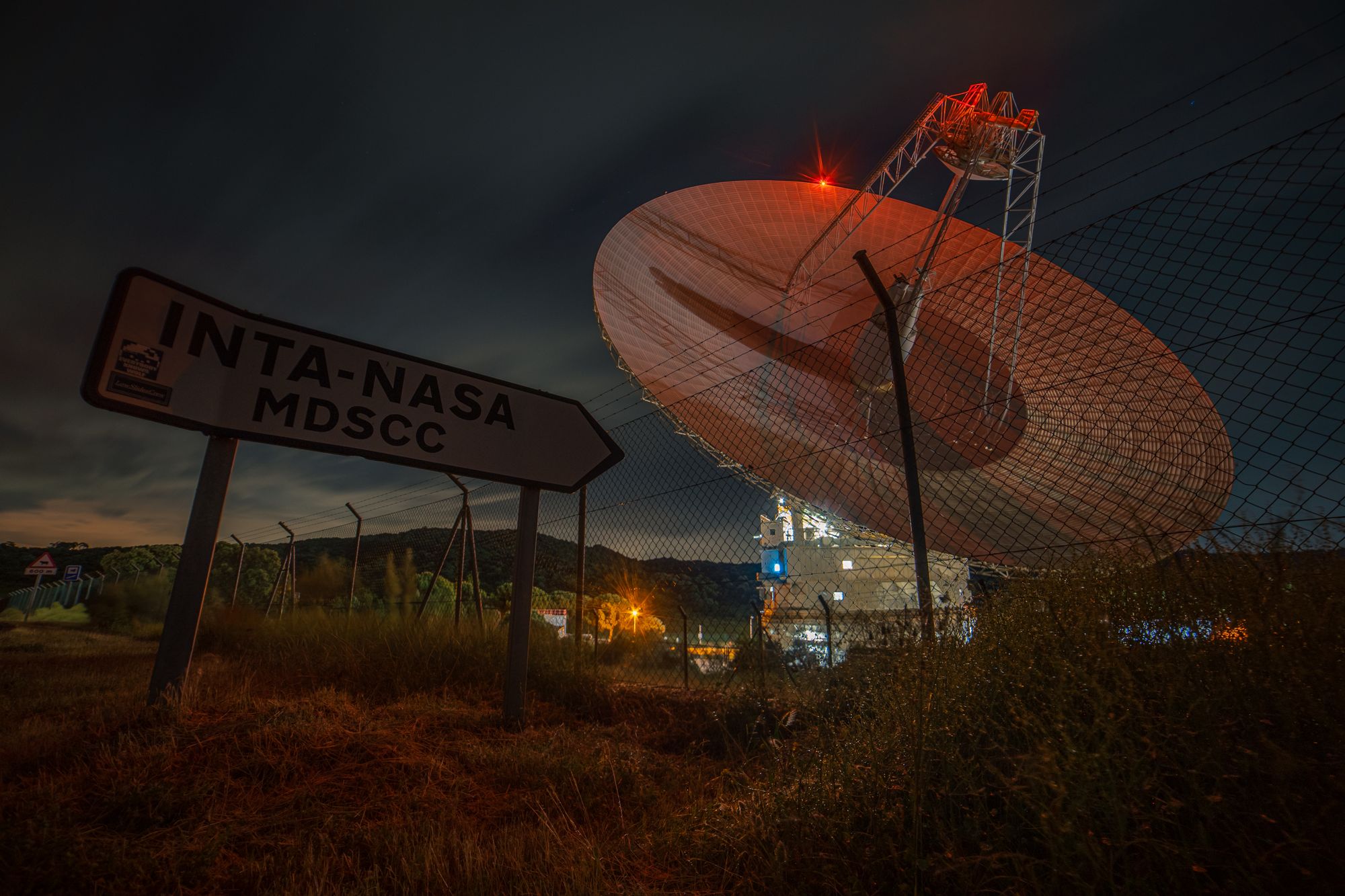 Gran antena parabólica de radio apuntando al cielo nocturno estrellado