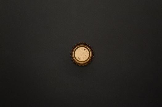 黑色背景搭配金色瓶盖，非常适合模板和可回收主题