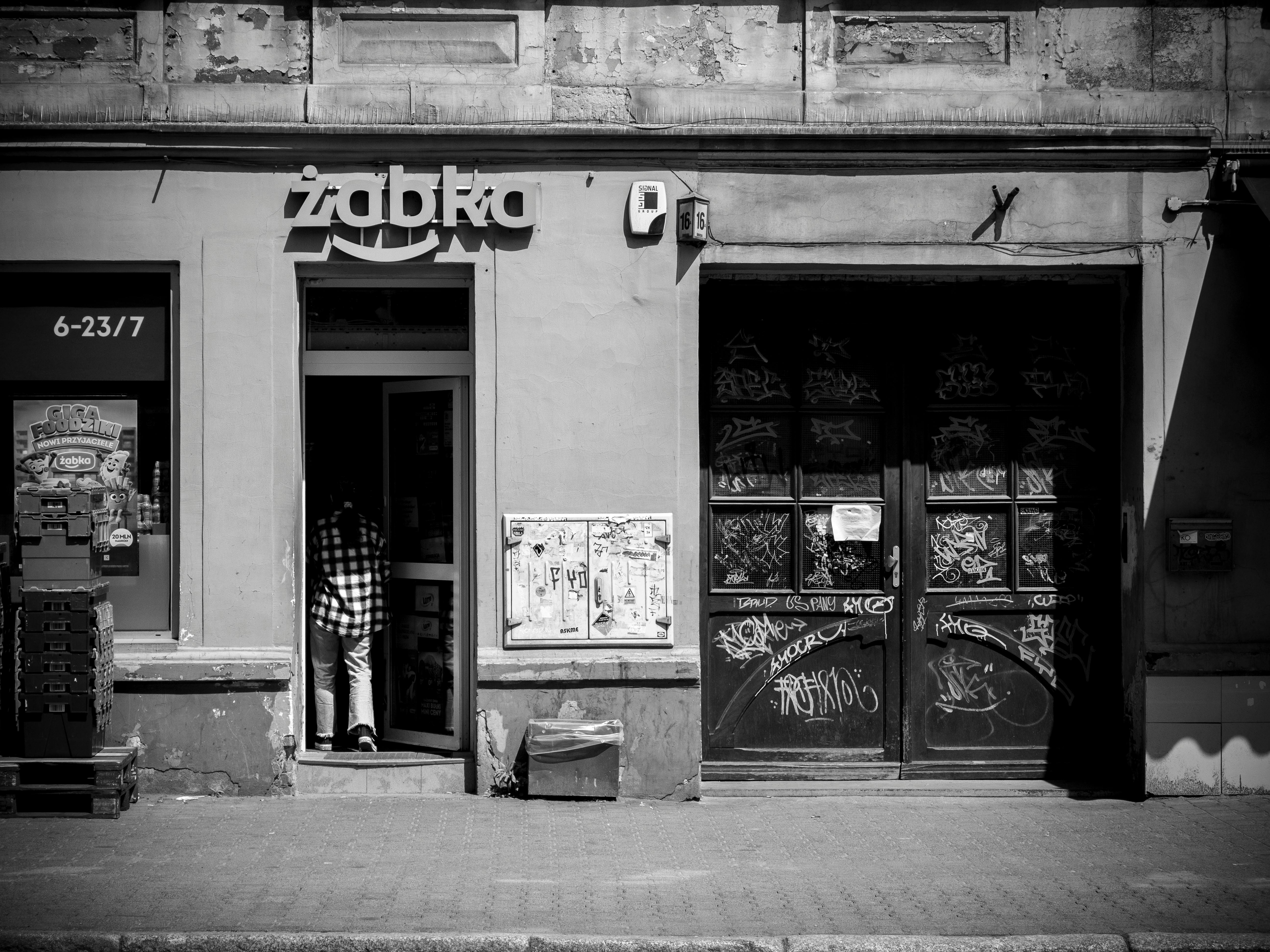 Dłoń trzymająca smartfon z otwartą aplikacją Żappka, widoczny ekran z kodem kreskowym (lub ikoną