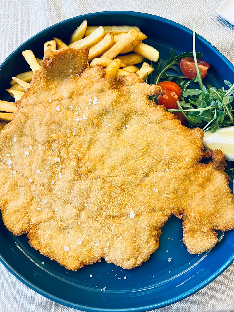 Plato premium de escalope perfecto con ensalada fresca