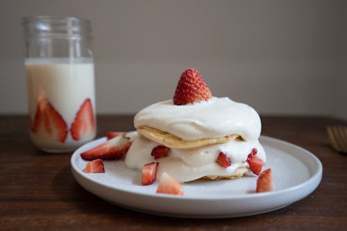 Fragola Sul Piatto In Ceramica Bianca