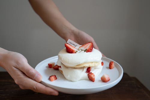 Persona Che Tiene Panino Bianco E Rosso