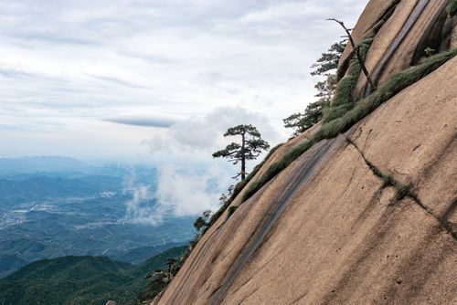 Free A breathtaking view of a rugged cliff and sweeping valley under a cloudy sky. Stock Photo