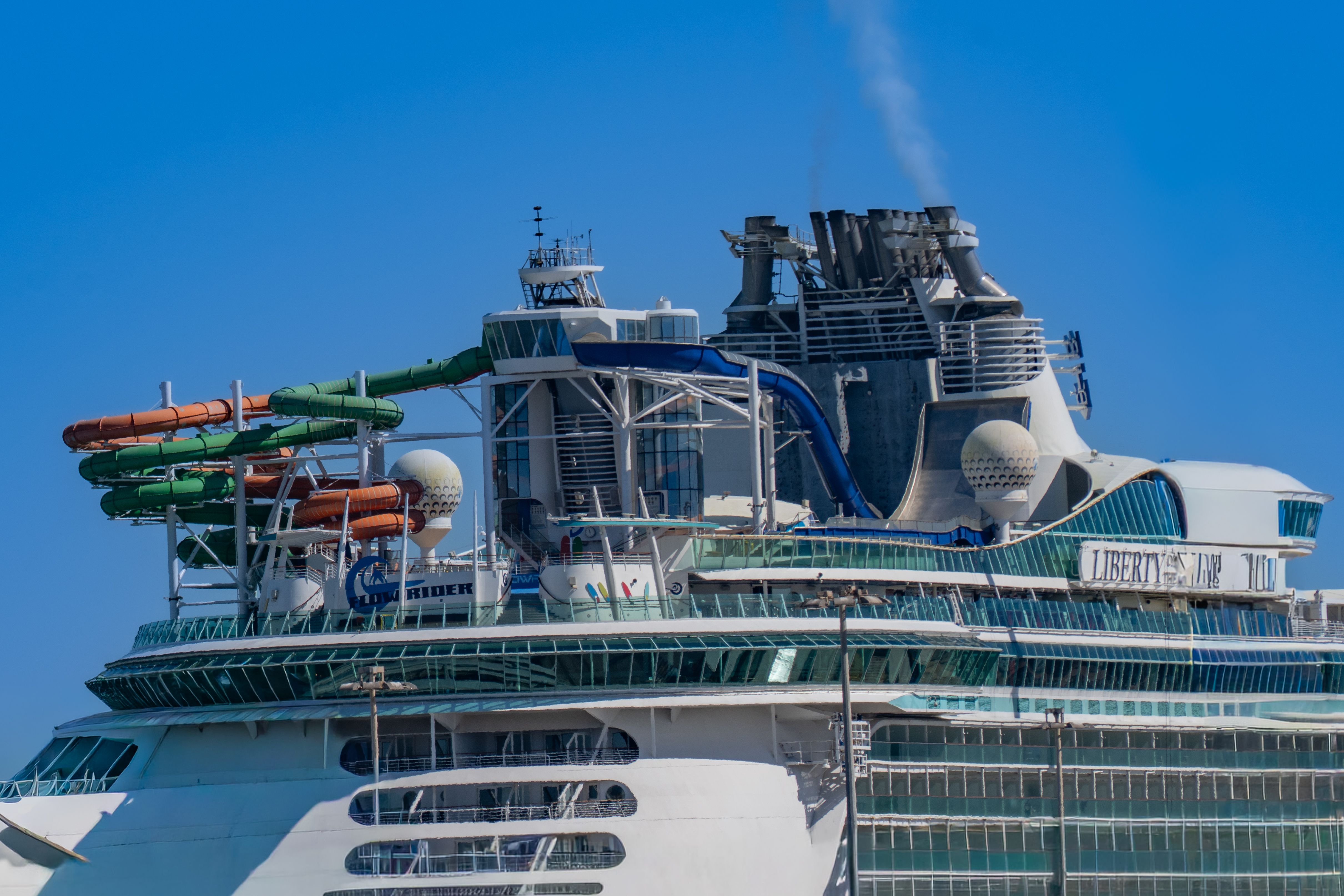 ผู้โดยสารเรือสำราญ Royal Caribbean ใช้โทรศัพท์ซื้อลอตเตอรี่ดิจิทัลใต้แสงไฟบนดาดฟ้ายามค่ำคืน