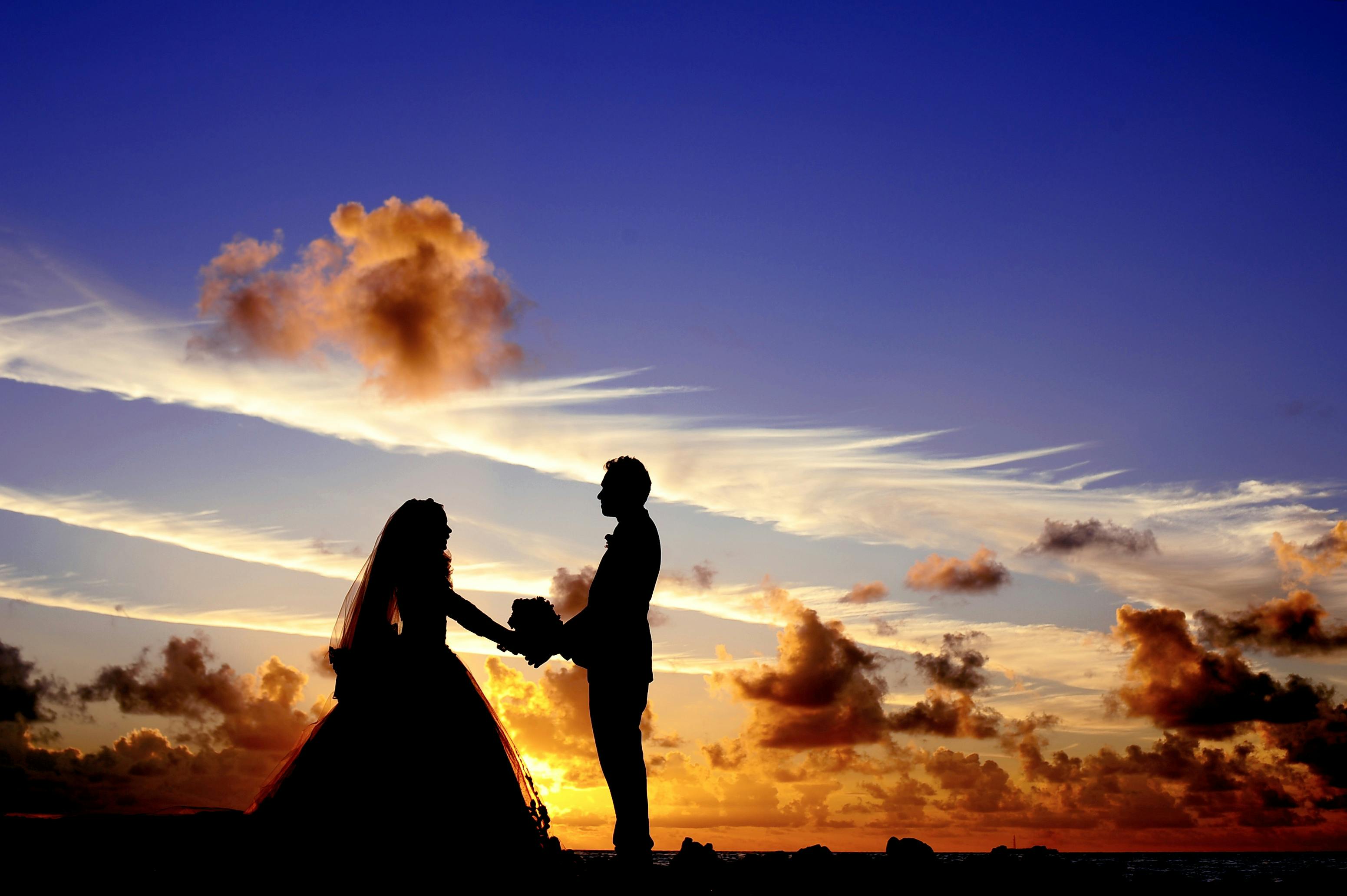 Wedding couple holding hands. | Photo: Pexels