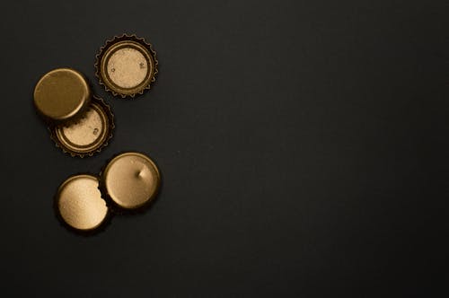 银和金圆形硬币