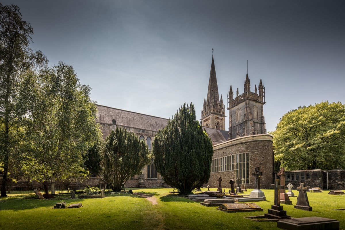 Catedrala Llandaff din Țara Galilor, cu cimitirul alăturat