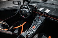 兰博基尼内饰豪华，设计时尚，并具备尖端技术功能