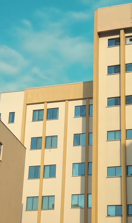 Free Contemporary city building with blue sky in the background, highlighting modern architecture. Stock Photo