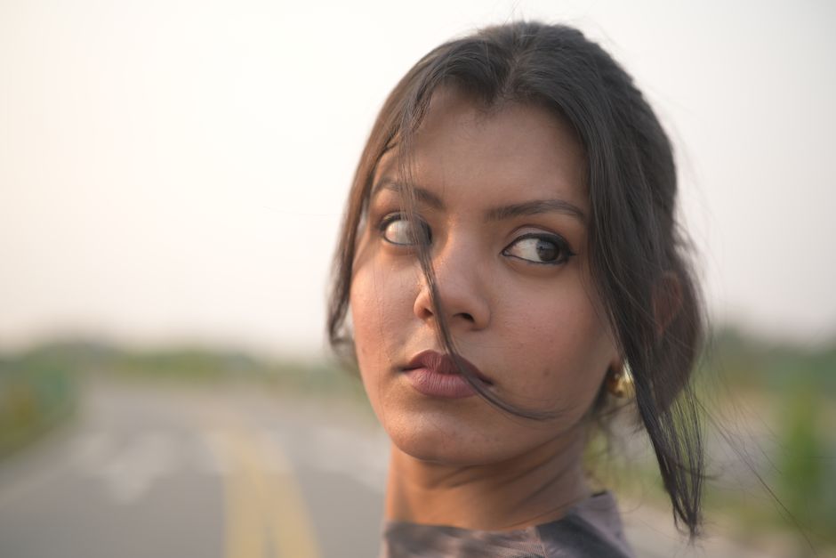 Comparação de crop 100% entre arquivo RAW e JPEG do Pixel 11 Pro em retrato externo