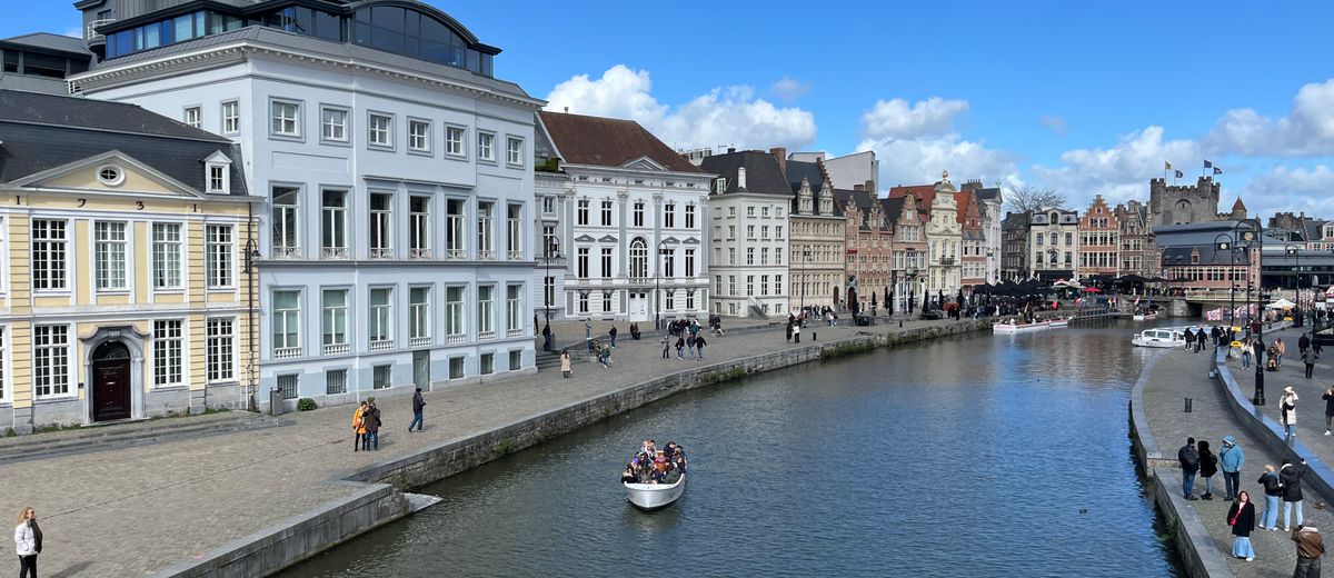 Un canal de Gante entre edificios históricos