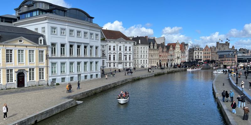 Un canal de Gante entre edificios históricos