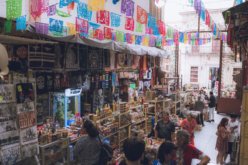 Free Colorful market scene in Guanajuato, showcasing traditional Mexican crafts and lively atmosphere. Stock Photo