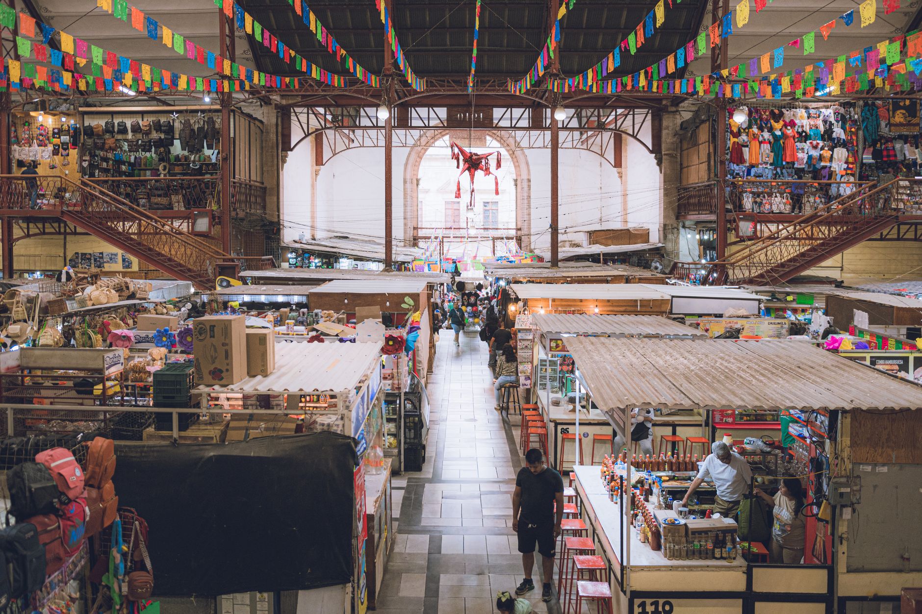 Panorama Econômico: Mercado de Ações, Minério e Cenários Internacionais