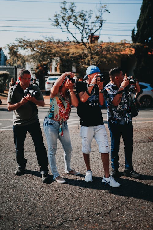 Heureux Amis Divers Avec Des Appareils Photo Dans La Rue