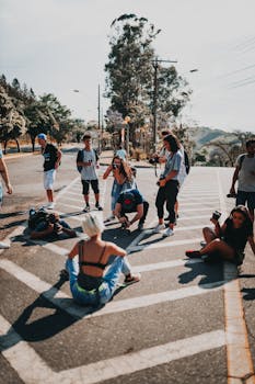 在巴西圣保罗，一群多种族的年轻人捕捉了一个时刻