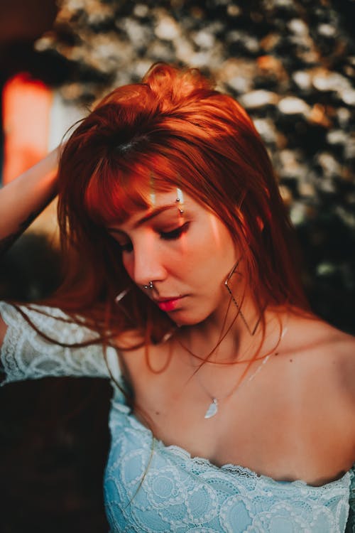 Фотография женщины с рыжими волосами
