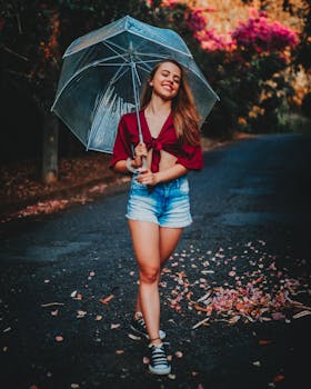 一位面带微笑的女子撑着伞，走在绿树成荫的宁静小路上，在户外享受着充满活力的一天