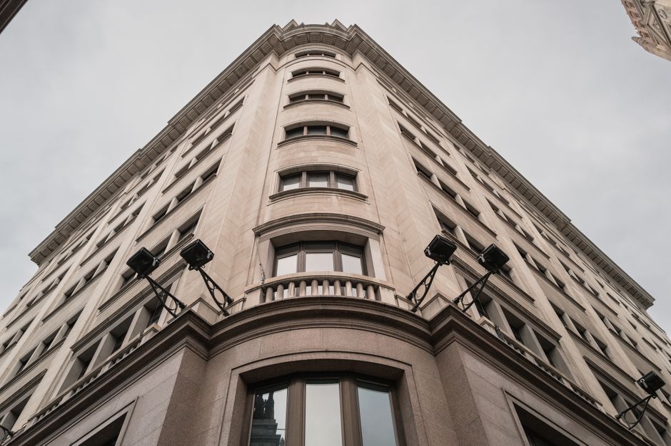 Vista en ángulo bajo de una fachada clásica de un edificio en Madrid, España, mostrando la arquitectura urbana.